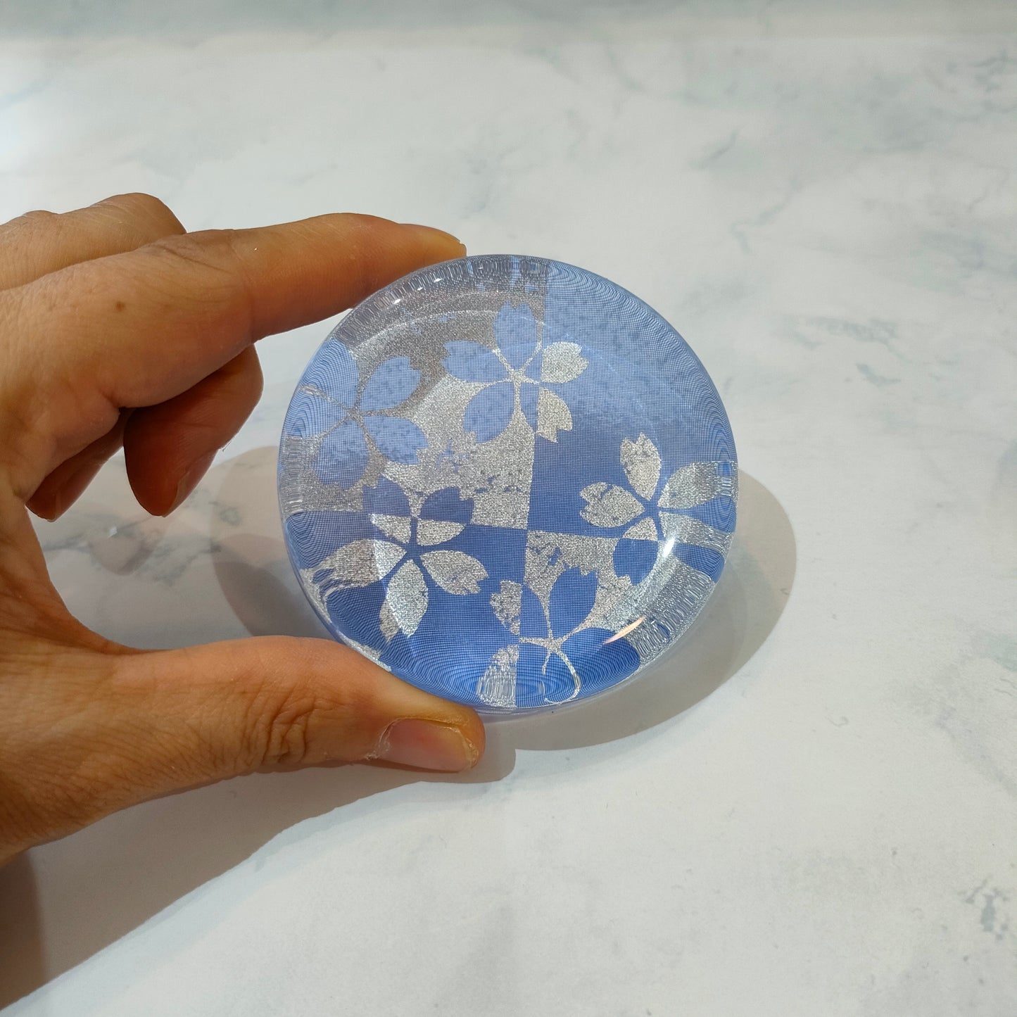 金彩ガラス ペーパーウェイト 桜 ブルー(7cm・丸形)