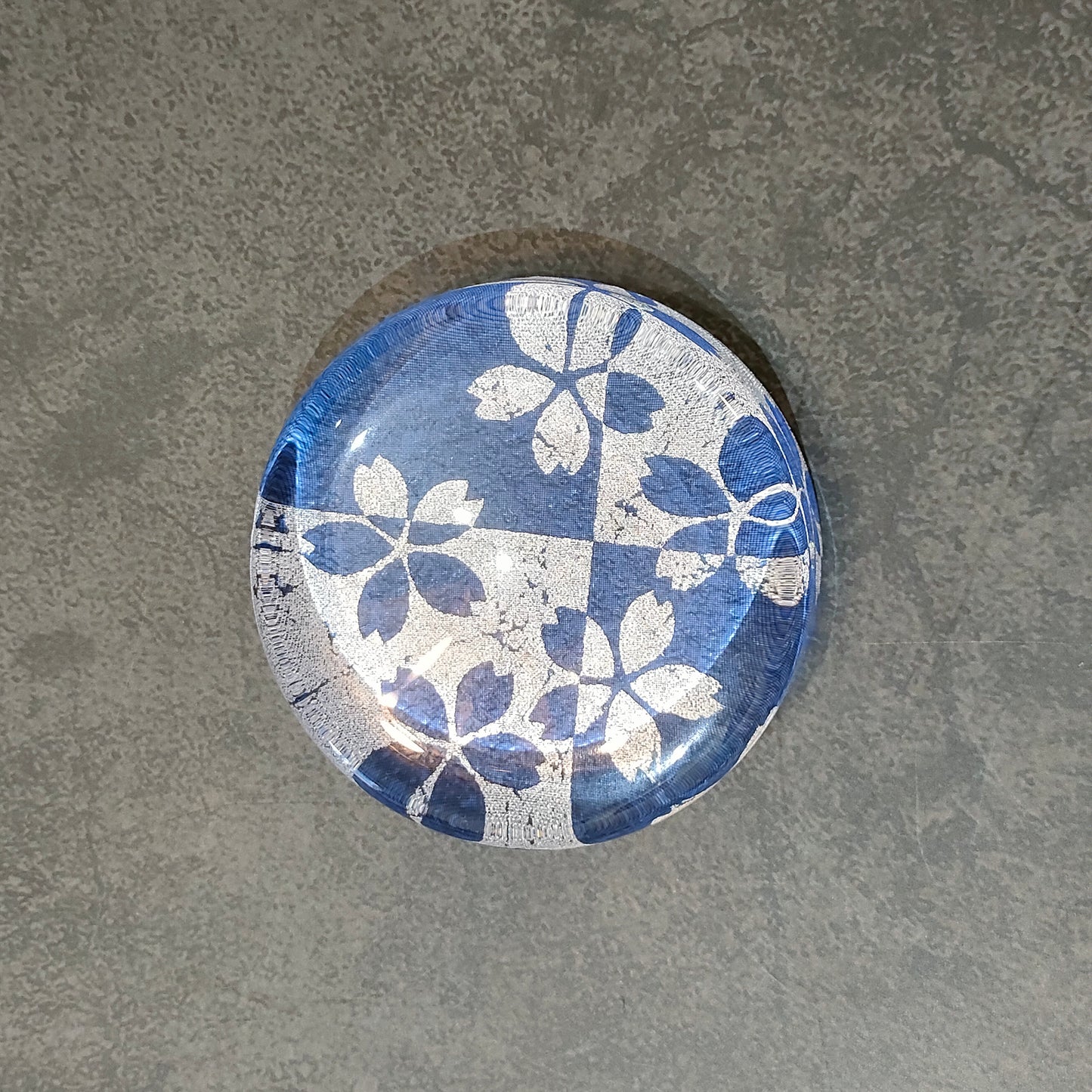 金彩ガラス ペーパーウェイト 桜 ブルー(7cm・丸形)