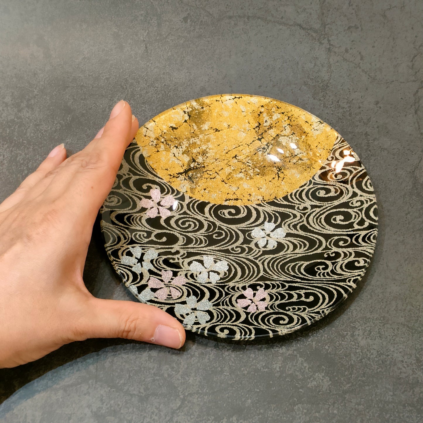 金彩ガラス皿 月に桜・流水(15cm・丸形)