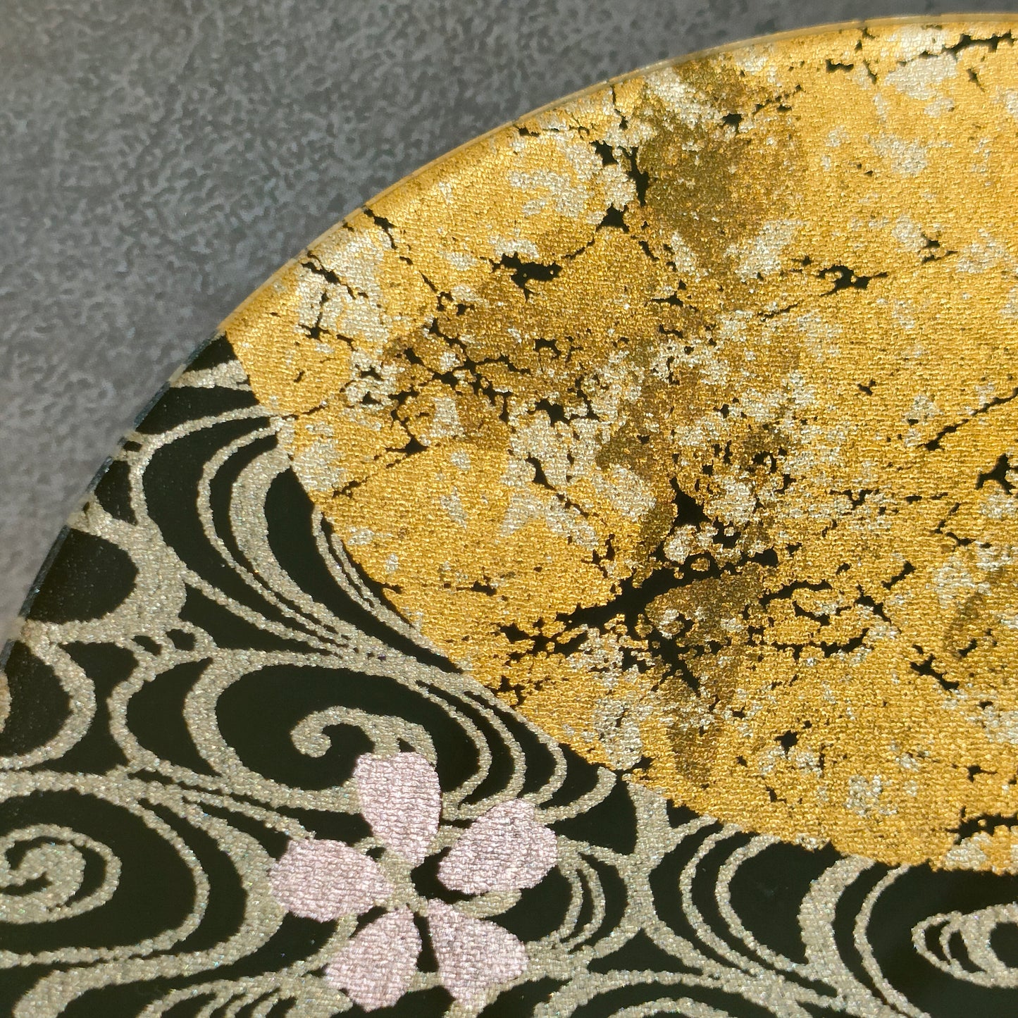 金彩ガラス皿 月に桜・流水(15cm・丸形)