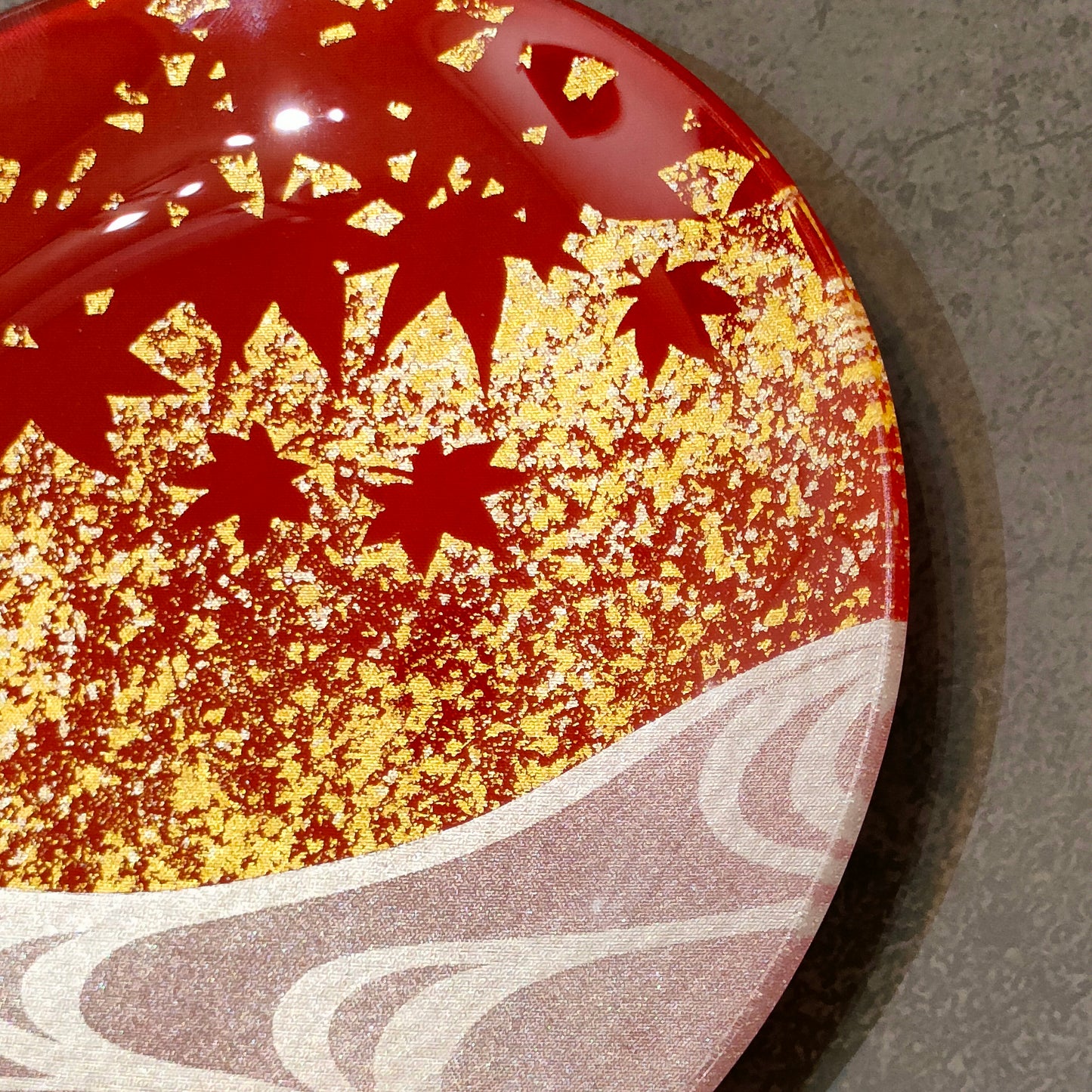 金彩ガラス皿 紅葉に流水(15cm・丸形)