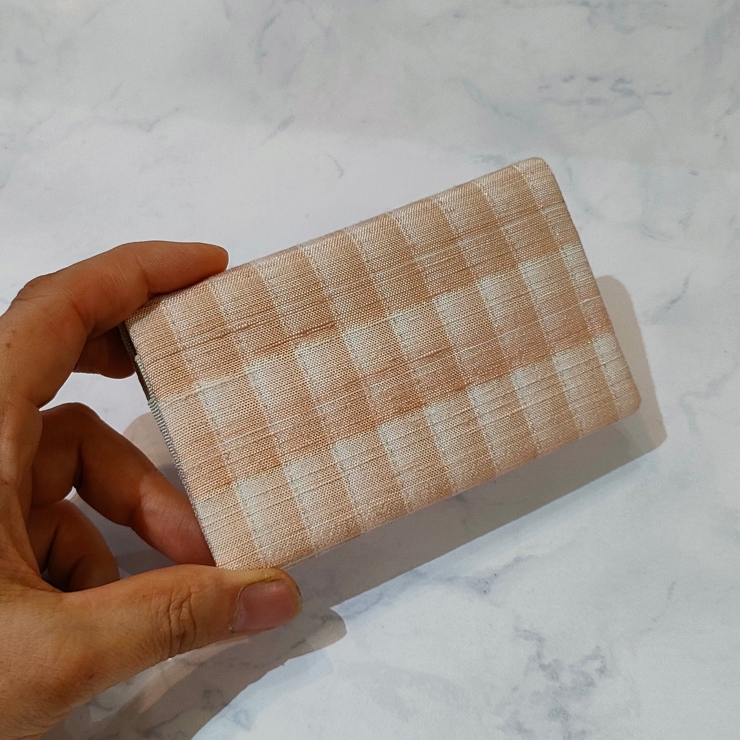 Card case (bi-fold) 2106PK-2M02 (vegetable dye, silk, gold thread)