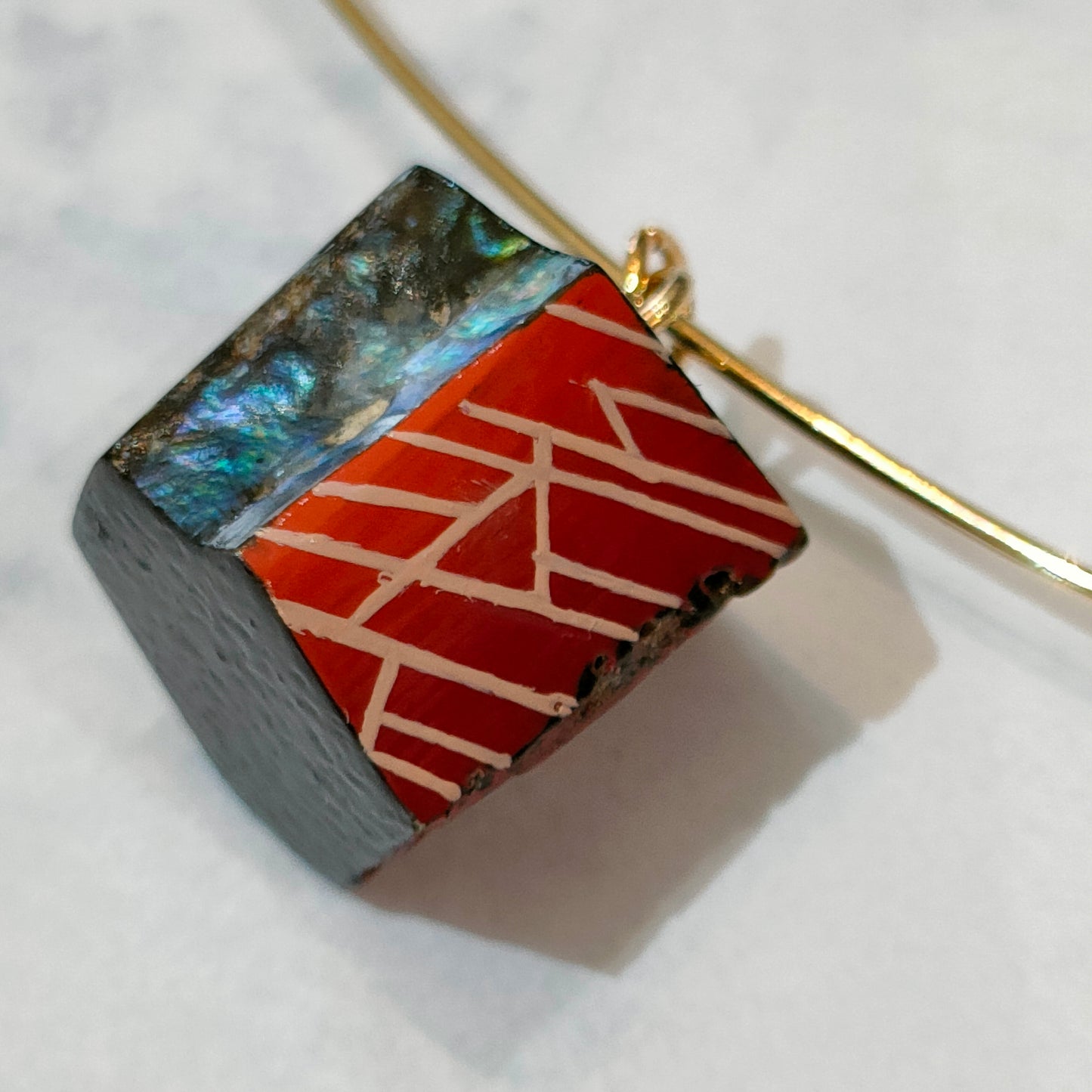 Shell lacquer picture pendant top, red "Akane Sora"