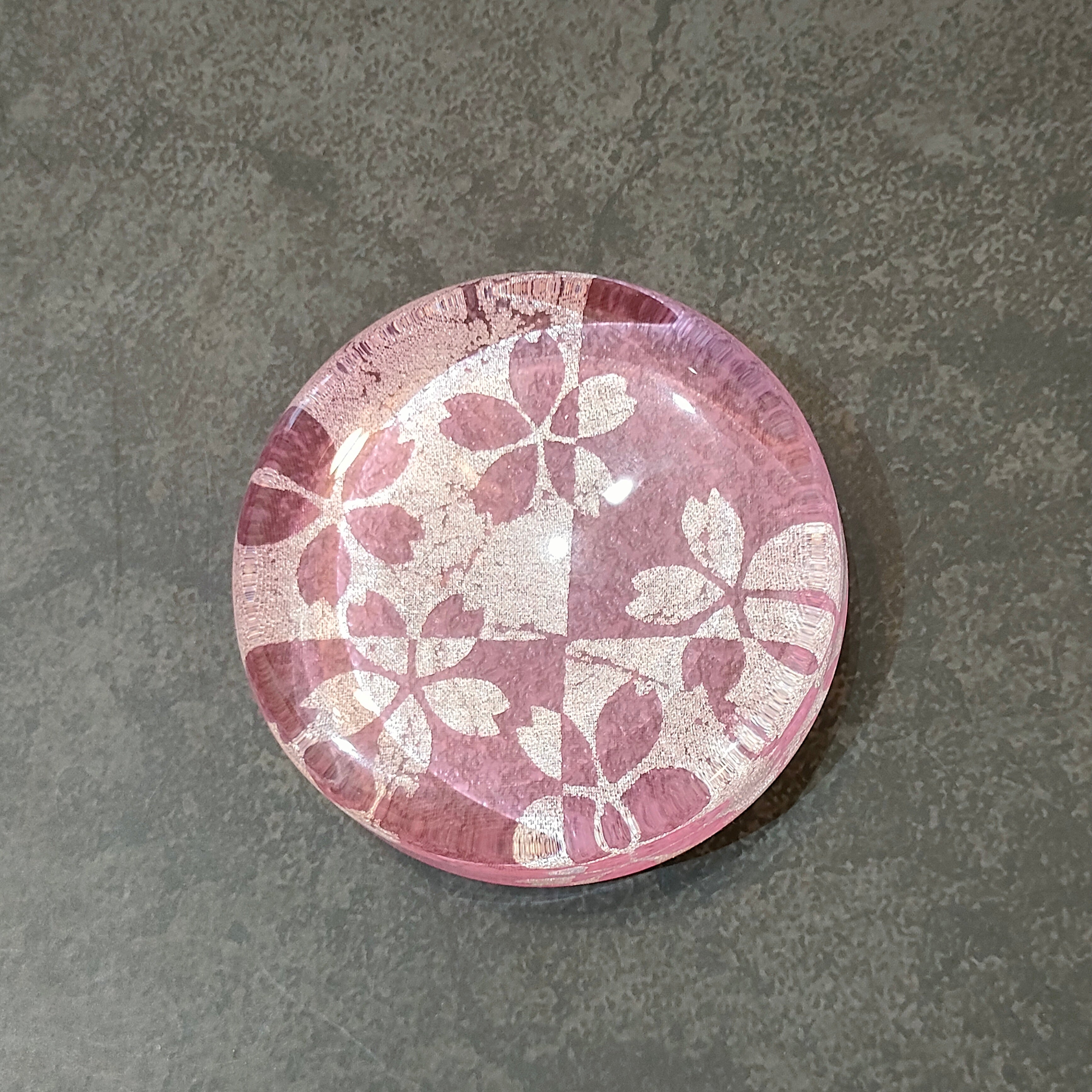 金彩ガラス ペーパーウェイト 桜 ピンク（7cm・丸形） – & H museum Shop