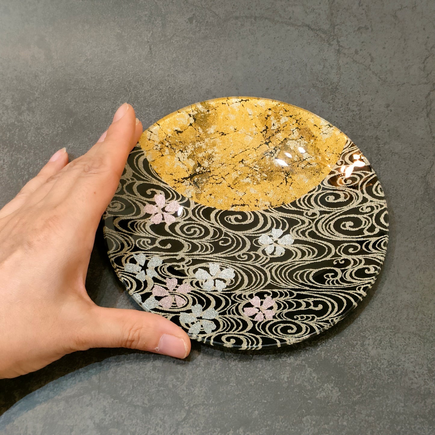 金彩ガラス皿 月に桜・流水（15cm・丸形）