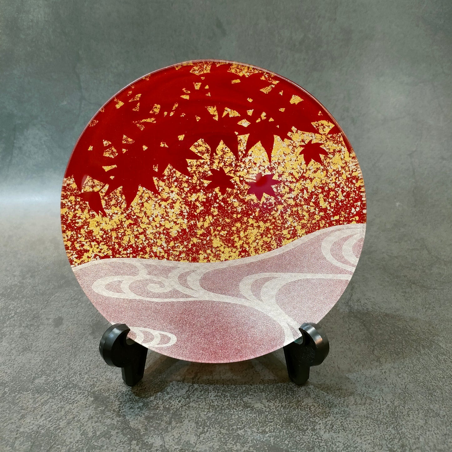 Gold colored glass plate Autumn leaves and running water (15 cm, round shape)