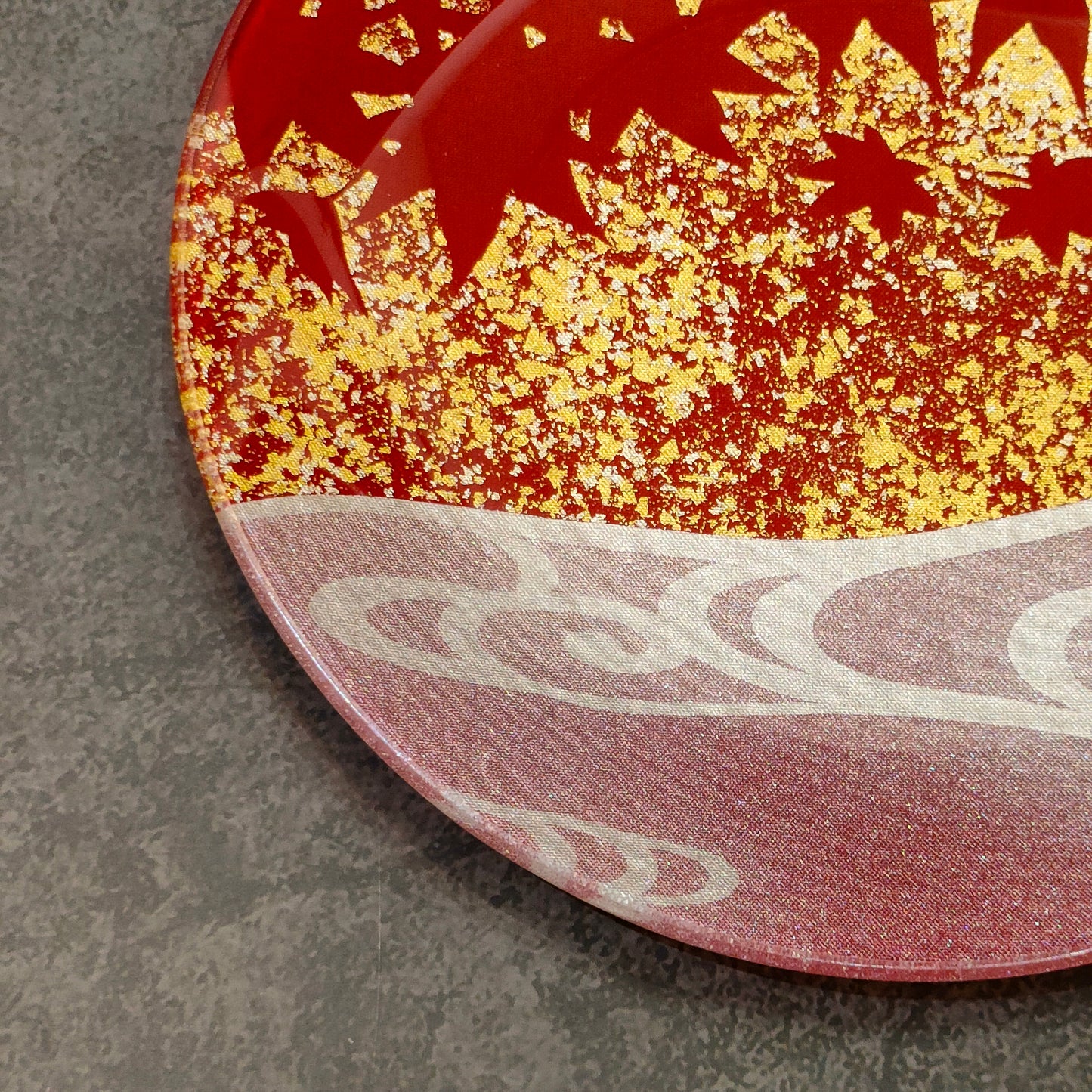 Gold colored glass plate Autumn leaves and running water (15 cm, round shape)