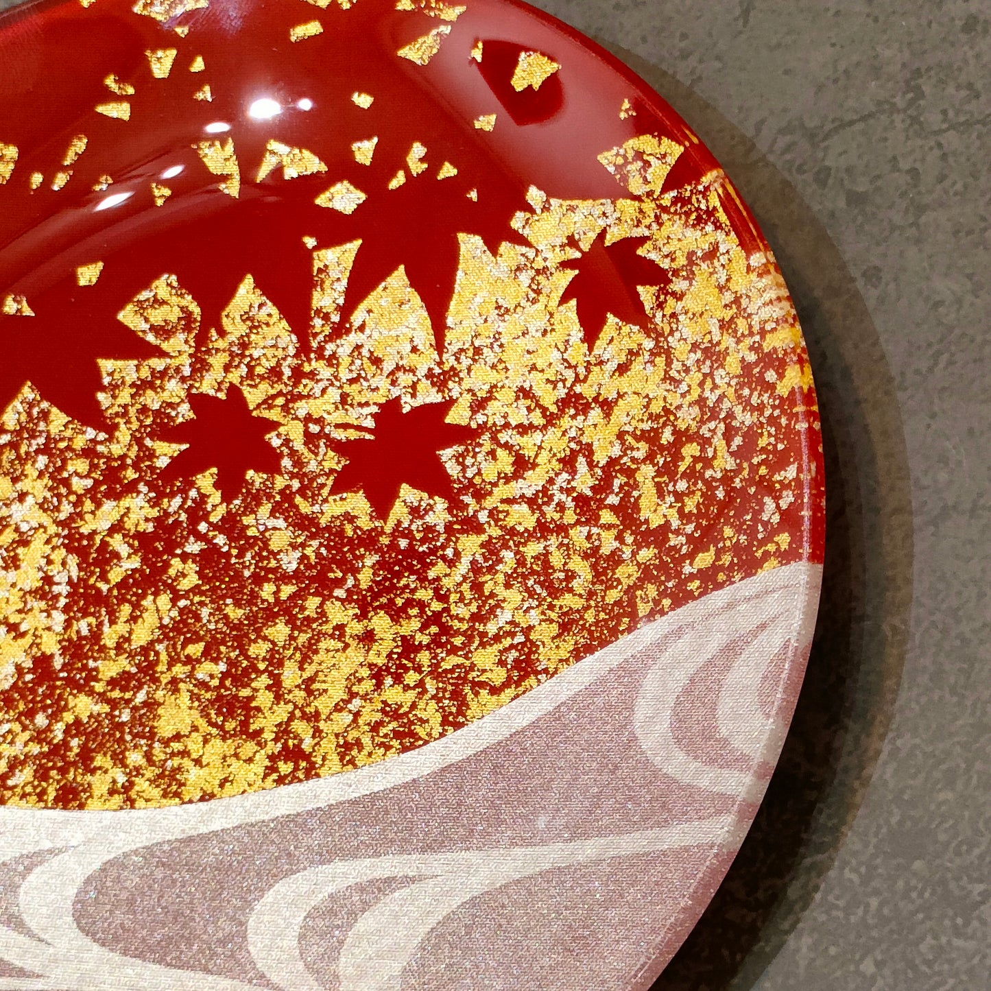 金彩ガラス皿 紅葉に流水（15cm・丸形）