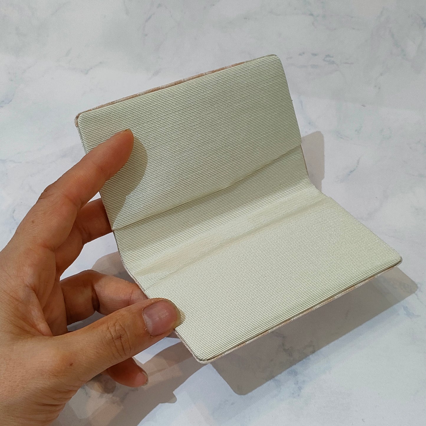 Card case (bi-fold) 2106PK-2M02 (vegetable dye, silk, gold thread)